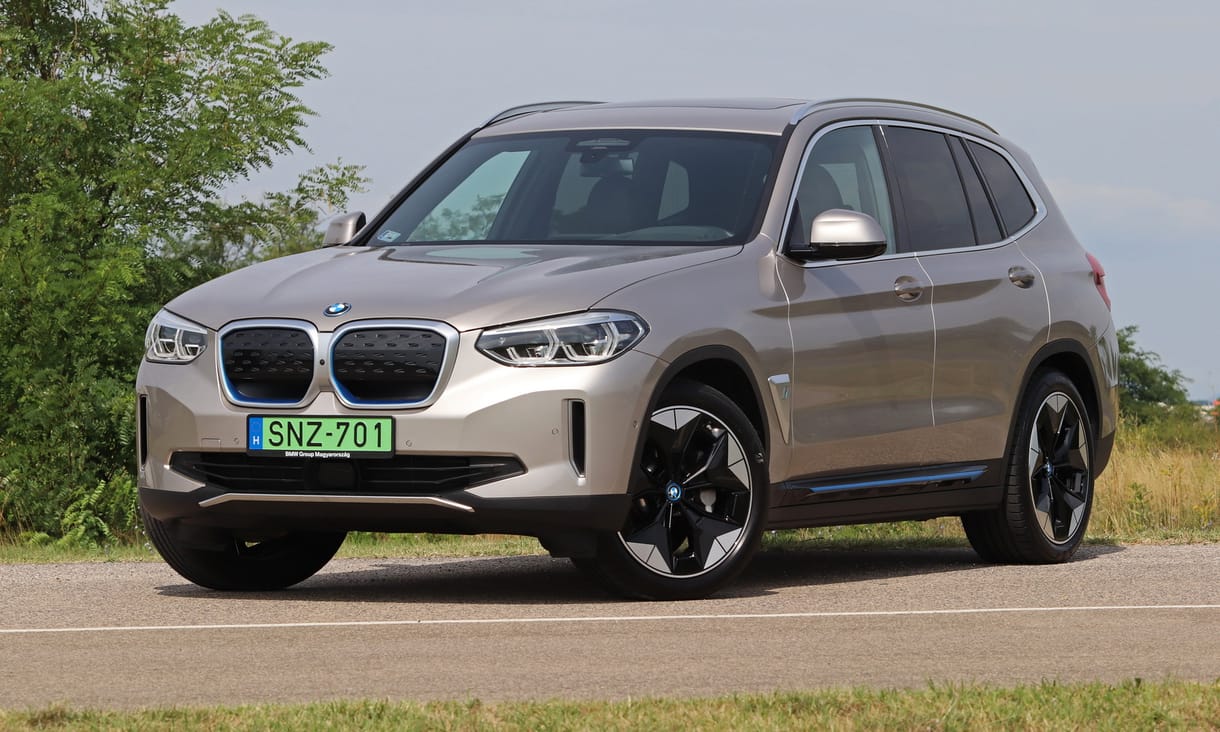 Az öszvér, ami telivéreket utasít maga mögé: teszten a BMW iX3 villanyautó