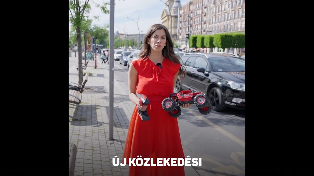 Szentkirályi Alexandra játék autóval hívta ki Karácsonyt és a dugóban álló kocsikat