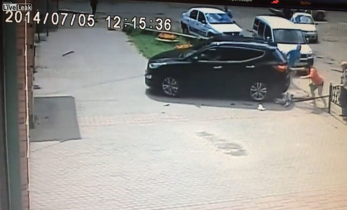 Gyermeket gázolt a bénázó autós, kiütötte a dühös apuka - videó
