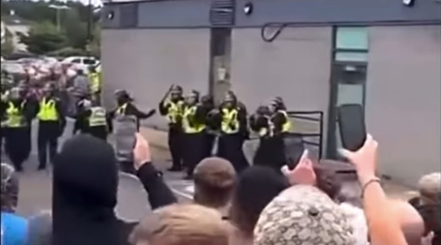 Zavargásokba torkollott egy bevándorlásellenes tüntetés Nagy-Britanniában