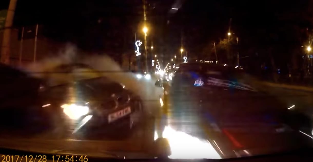 Rohamot kapott a sofőr vezetés közben, komoly baleset lett a vége – videó