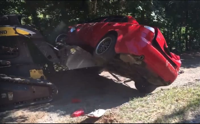 Feldühödött az apa, buldózerrel zúzta le fia Audiját – videó