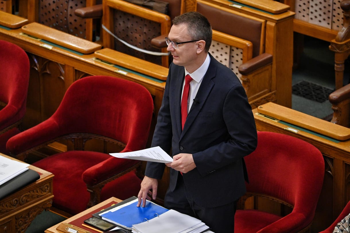 Titkolja a kormány, miért rúgták ki a debreceni akkugyárról véleményt író szakértőt
