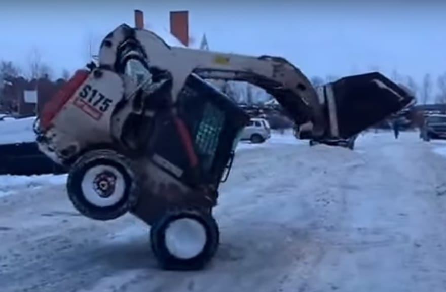 Ez a közteres már nagyon unhatta a hóeltakarítást – videó