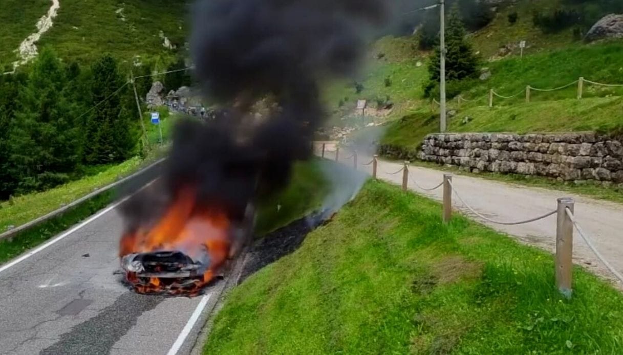 Porrá égett egy hegyi túrán résztvevő McLaren - videó