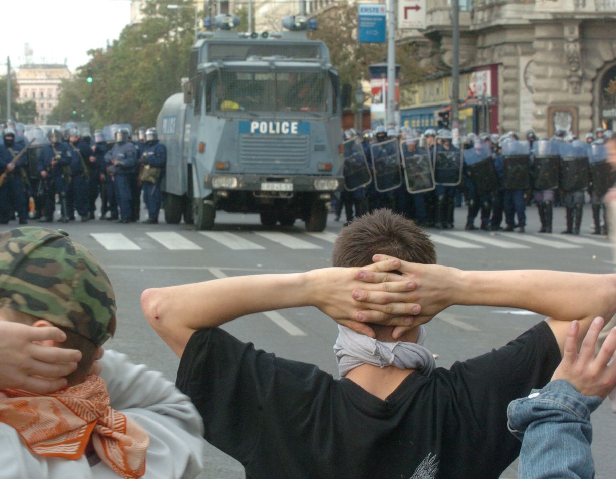 Tüntetők kaptak kártérítést 2006 miatt, több száz sérült rendőr még mindig nem 