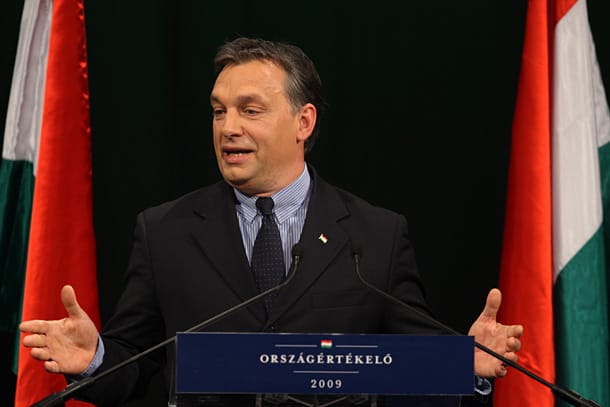 És akkor Orbán a kommunisták közé keveredett