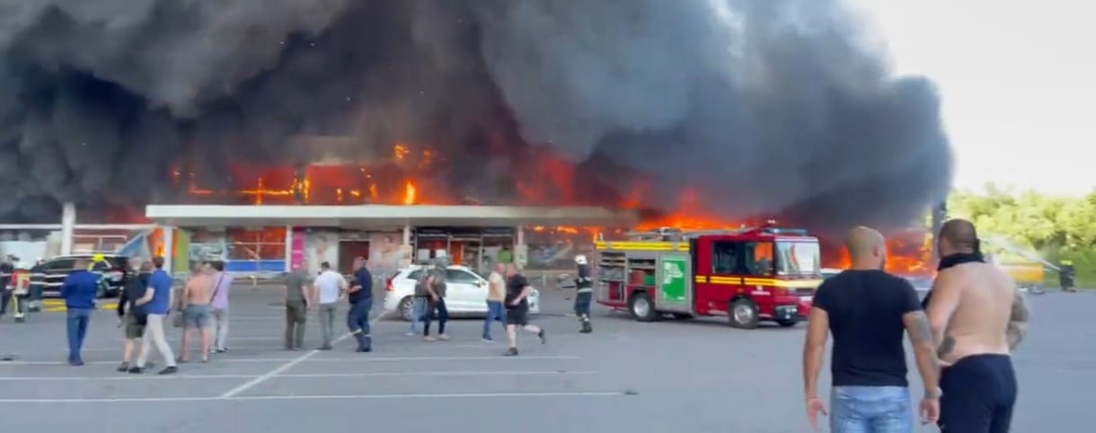 Plázára lőttek rakétát az oroszok Kremencsukban, kigyulladt