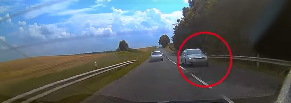 Jogosítvány nélkül, forgalomból kivont autóval, 150-nel előztek rendőröket – videó