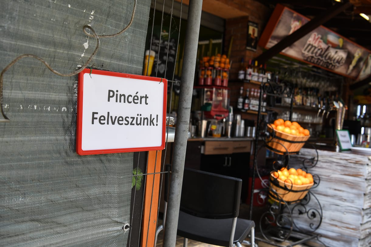 Mi visz rá egy balatoni vendéglőst, hogy a nagykörúti villanyoszlopokon keressen munkaerőt?