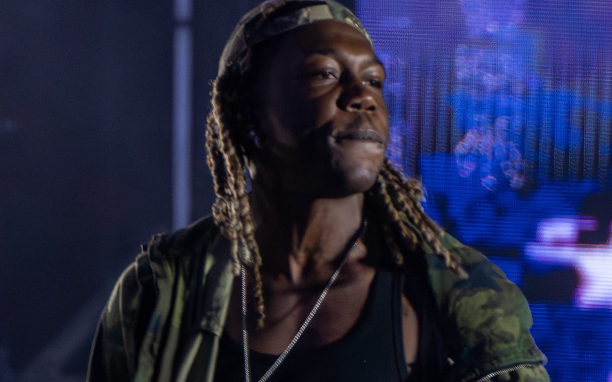 Súlyos sérüléseket szenvedett egy román fesztivál résztvevője, miután egy rapper felszólítására a tömegbe ugrott