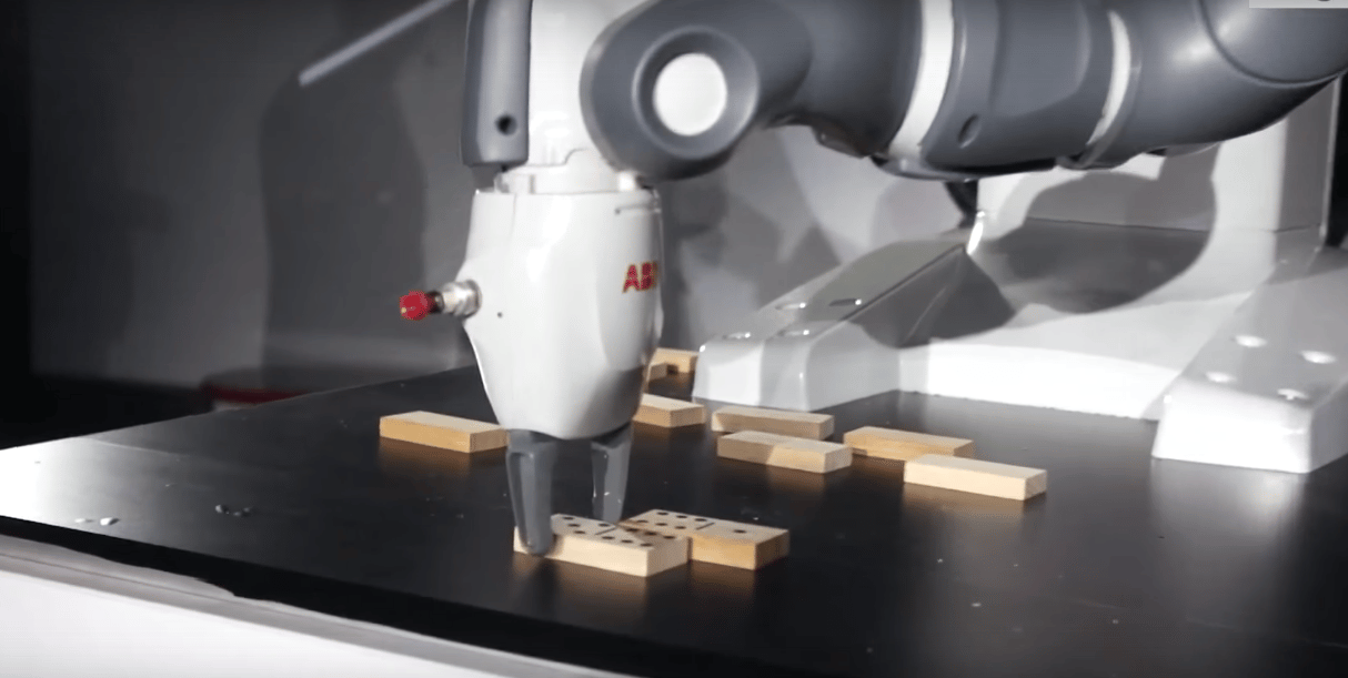 Nem veszi el a magyarok munkáját YuMi, a robot - videó