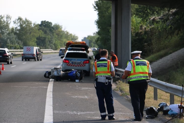 Szemtanúkat keres a rendőrség az M7-esen történt halálos motorbalesethez