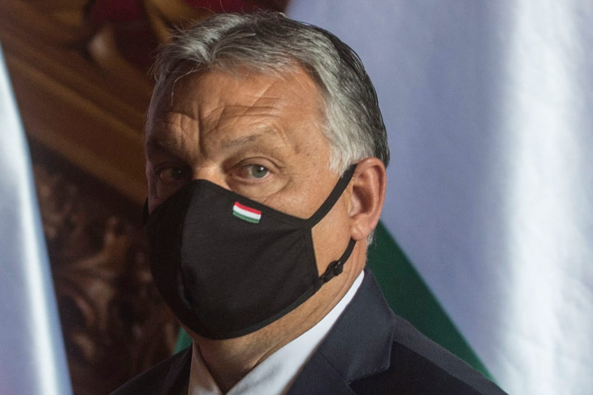 Orbán mindenkire lőtt, aki mozgott, és a koronavírust is eltalálta