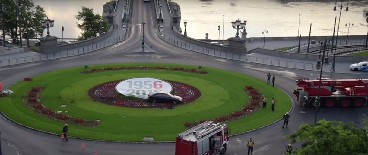 Videó: A Clark Ádám téri virágágyás kellős közepén landolt egy kocsi