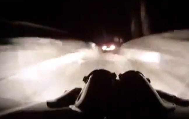 Videó: nagy a baj, ha 150-nél szemből felbukkan egy reflektor