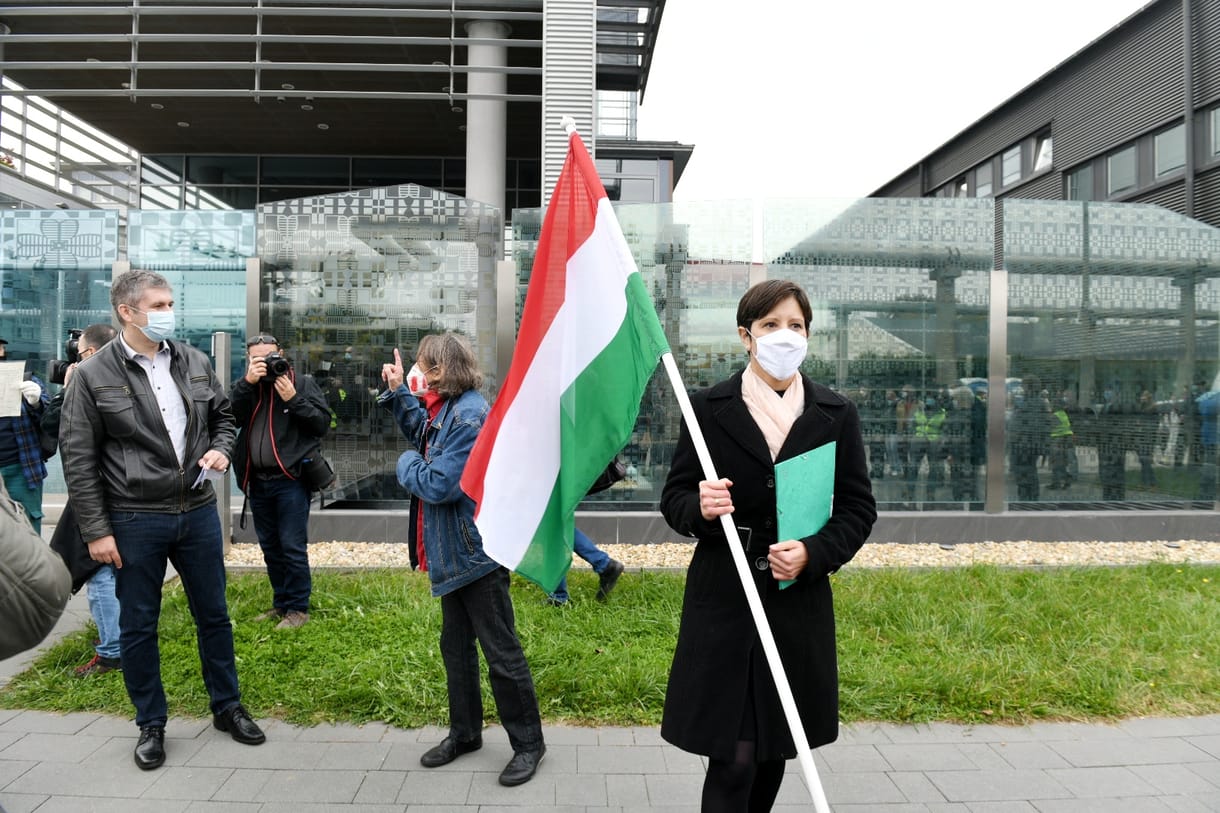 Félig autós, félig gyalogos tüntetés jött össze az MTVA előtt