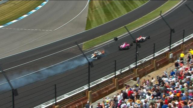 Háromszáz métert repült az Indy 500-as versenyen a nézők felett egy leszakadt kerék - videó