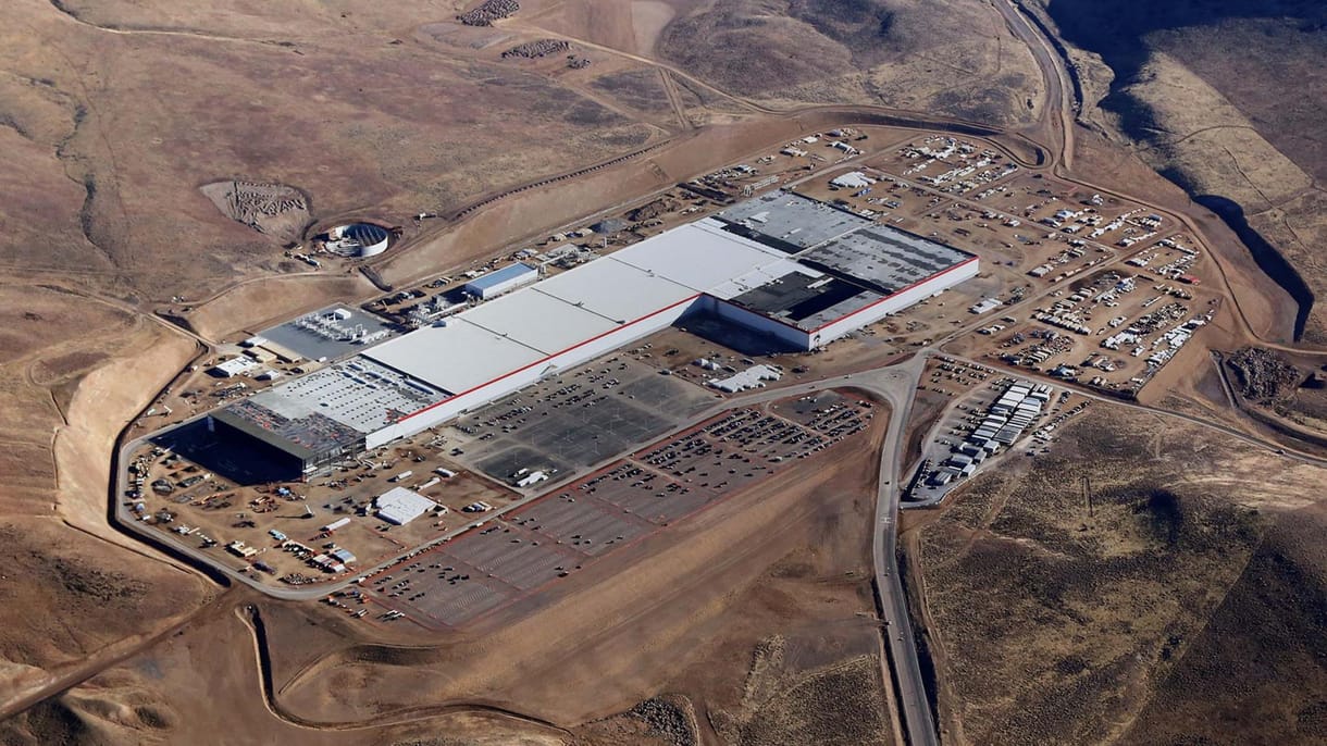 A Tesla ezt is megcsinálja: beindult az aksigyártás a Gigafactoryban