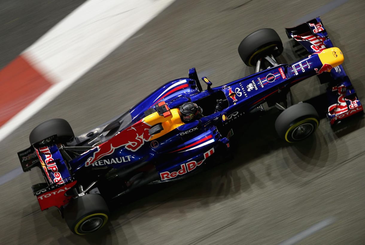 Nincs változás: Vettel utolérhetetlennek tűnik Szingapúrban