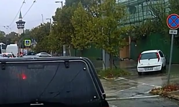 A nap videója: ha beáll a sor, akkor a járdán előz a pofátlan budapesti autós