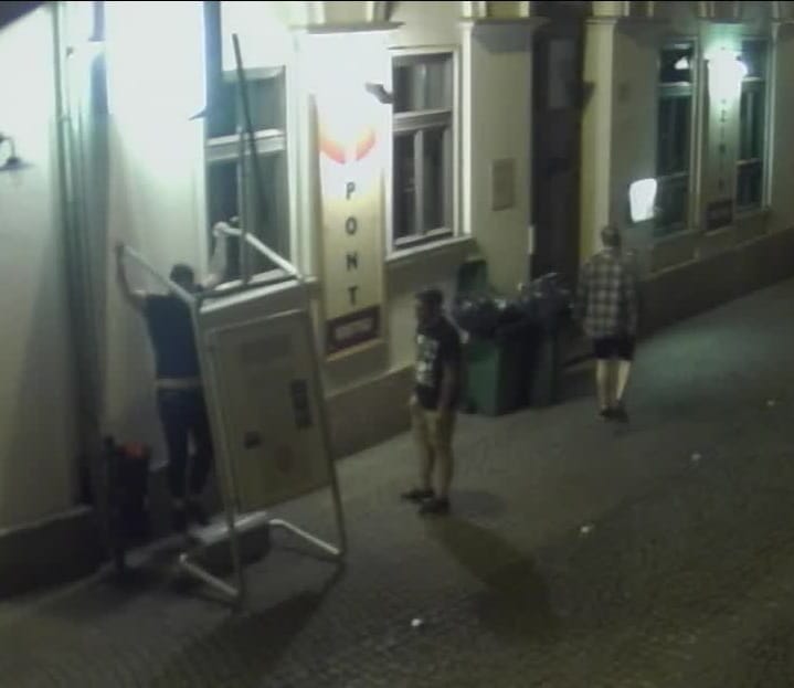 Szétvertek egy hirdetőtáblát a Kazinczy utcában, őket keresi a rendőrség