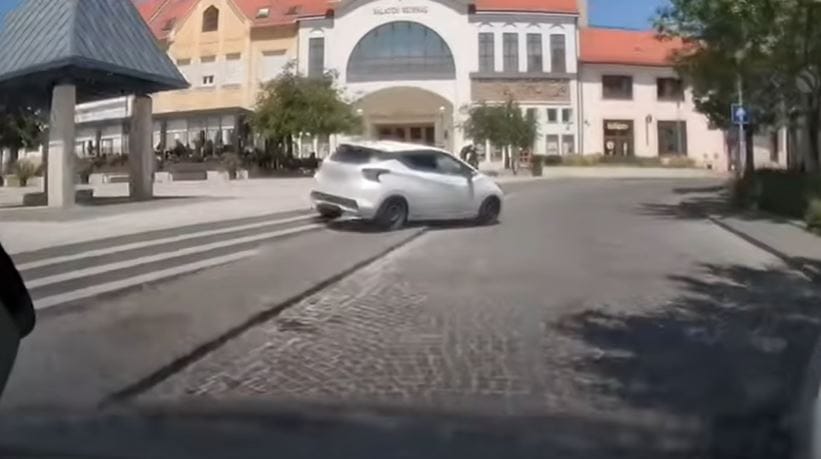 Úgy hajtott le egy autós a keszthelyi főtér lépcsőjén, mintha ez lenne a normális – videó