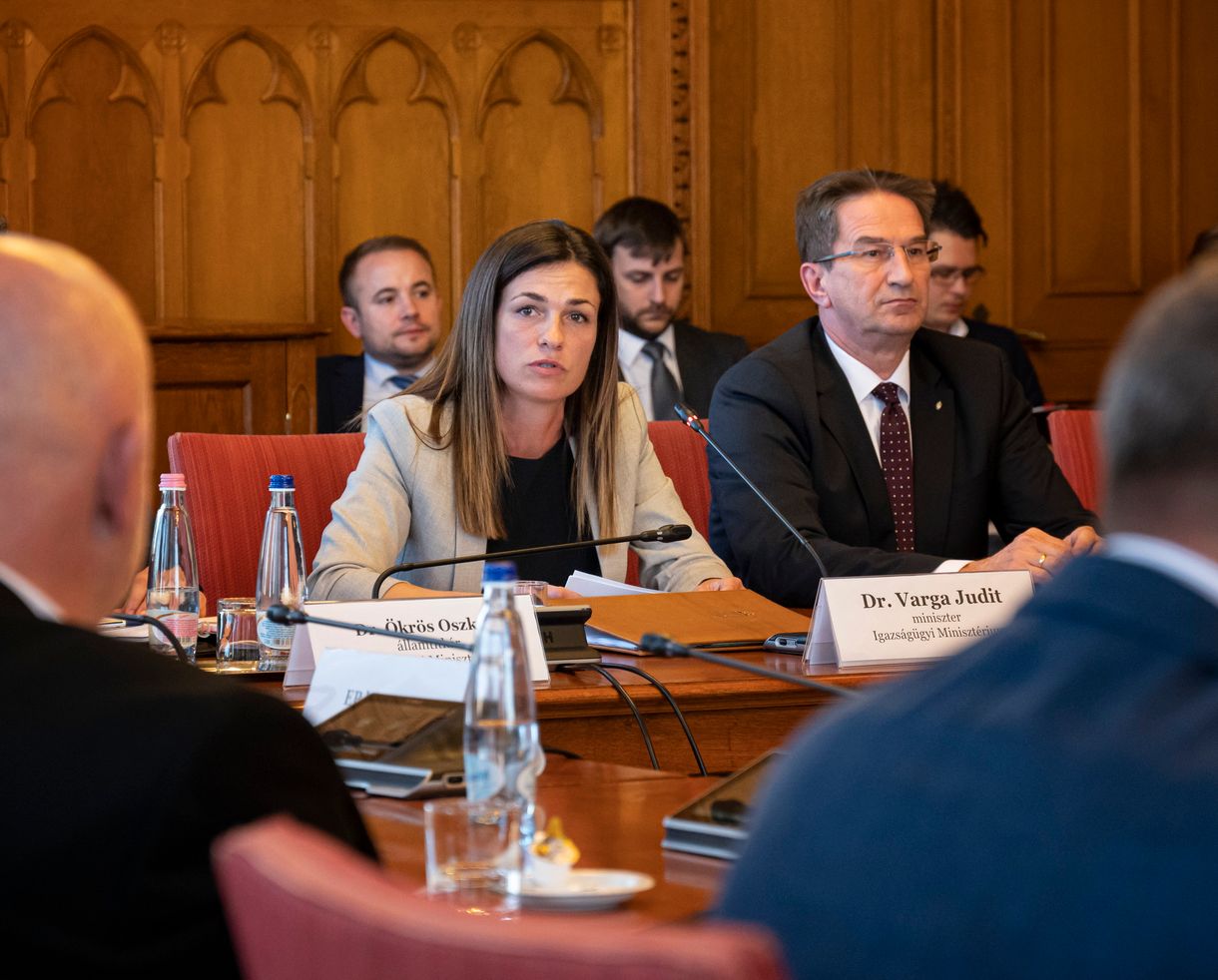 Nagyon nem mindegy, hogy Varga Judit mit mesélt el otthon a titkos megfigyelésekről