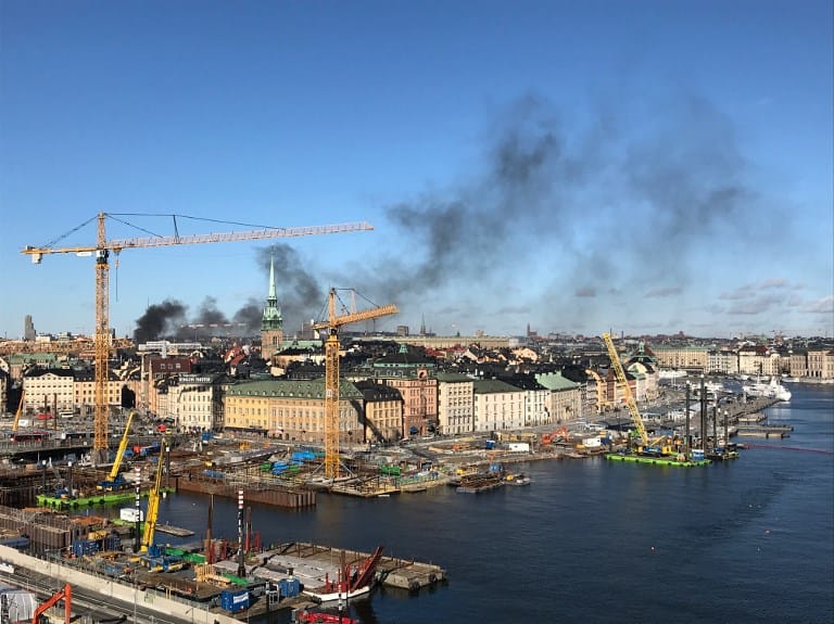Felrobbant és lángba borult egy csuklós busz Stockholm belvárosában