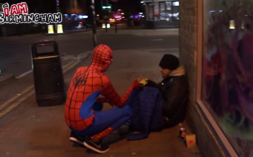 Videó: Hajléktalanokat etet a birminghami pókember
