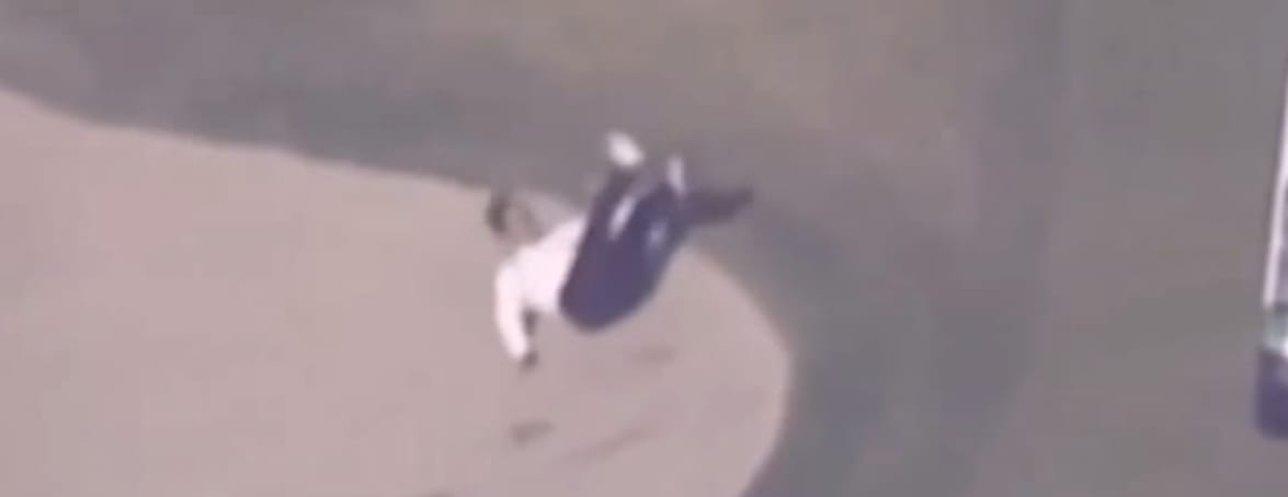 A japán kormányfő Trumppal golfozott, de piszok nagyot esett – videó
