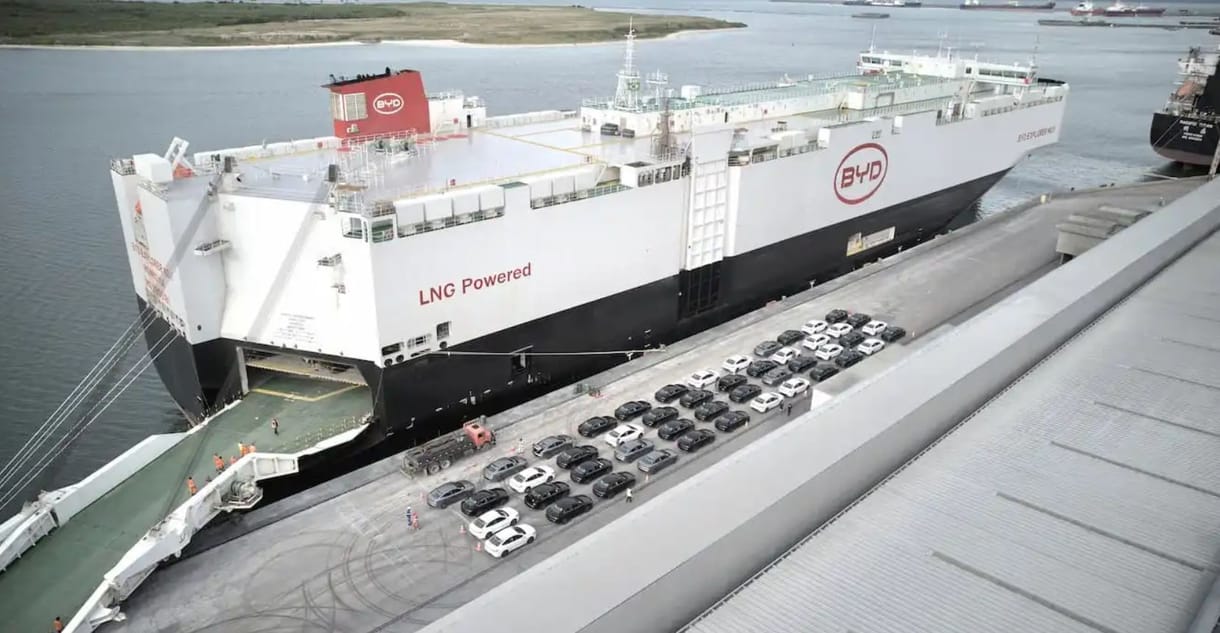 Újabb hatalmas autószállítóval bővült a BYD tengeri flottája
