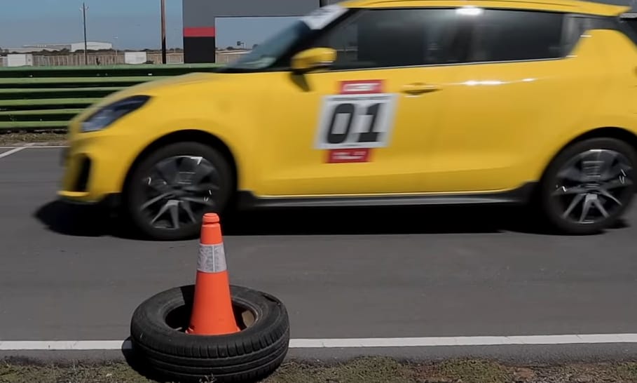 Így gyorsul le egy 140 lóerős Swift egy 639 lovas Mercedest - videó