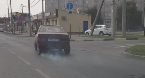 Törött hátsó tengellyel nyomott egy gázt a Lada sofőrje, nem lett jó vége – videó