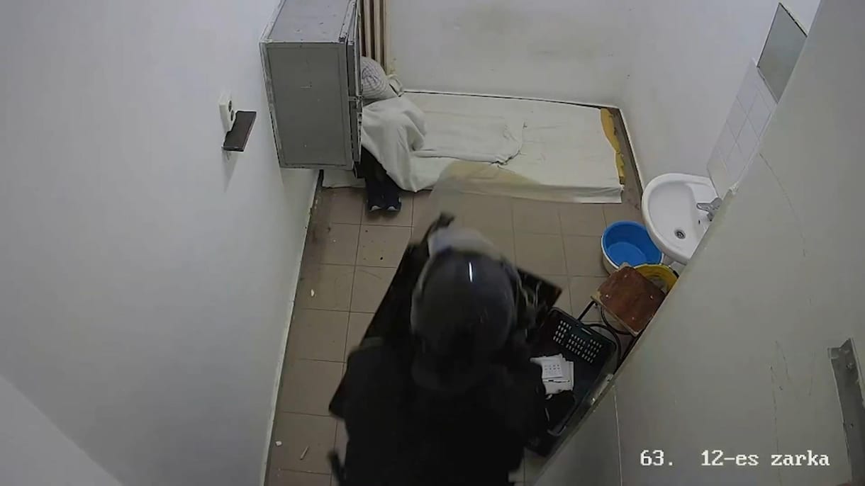 Kommandósok számolták fel a győri börtön zárkatorlaszát – videó
