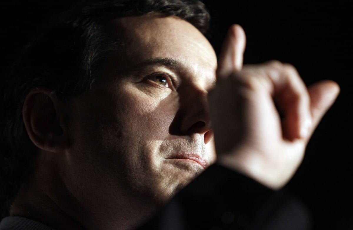 Santorum egy bocsánatkérés miatt bírálta Obamát