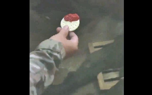 Erős Pistát etet egy magyarul beszélő ukrán katona egy hadifogollyal, hogy „kimenjen belőle az orosz szellem” - videó