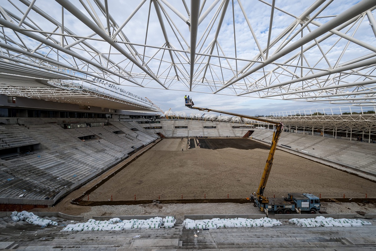 Fotók: november végére készen lehet a gyepszőnyeg a debreceni stadionban