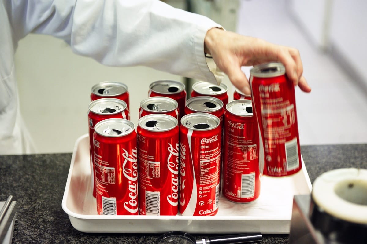 Nagy bukta a zöld címkés Coca-Cola