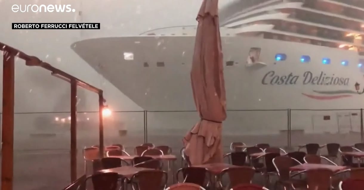 Métereken múlt az ütközés: tengerjáró hajó került bajba a velencei kikötőben – videó