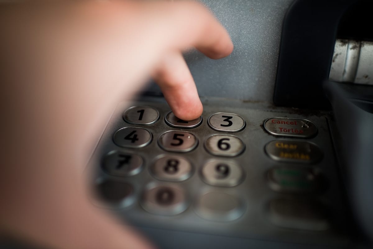 Videó: Így védekezhetünk a bankautomatás csalók ellen