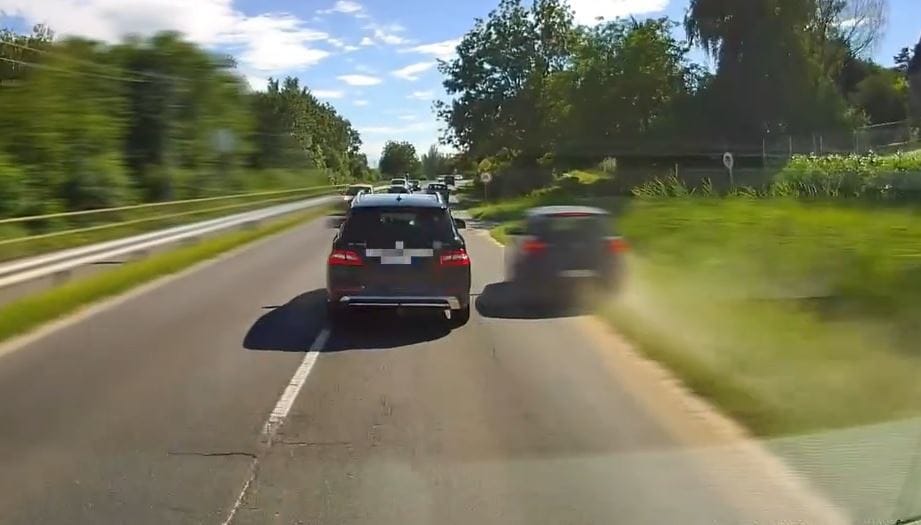 Záróvonalnál előzte a rendőröket egy mercedeses, aztán úgy döntött, meg is lépne – videó