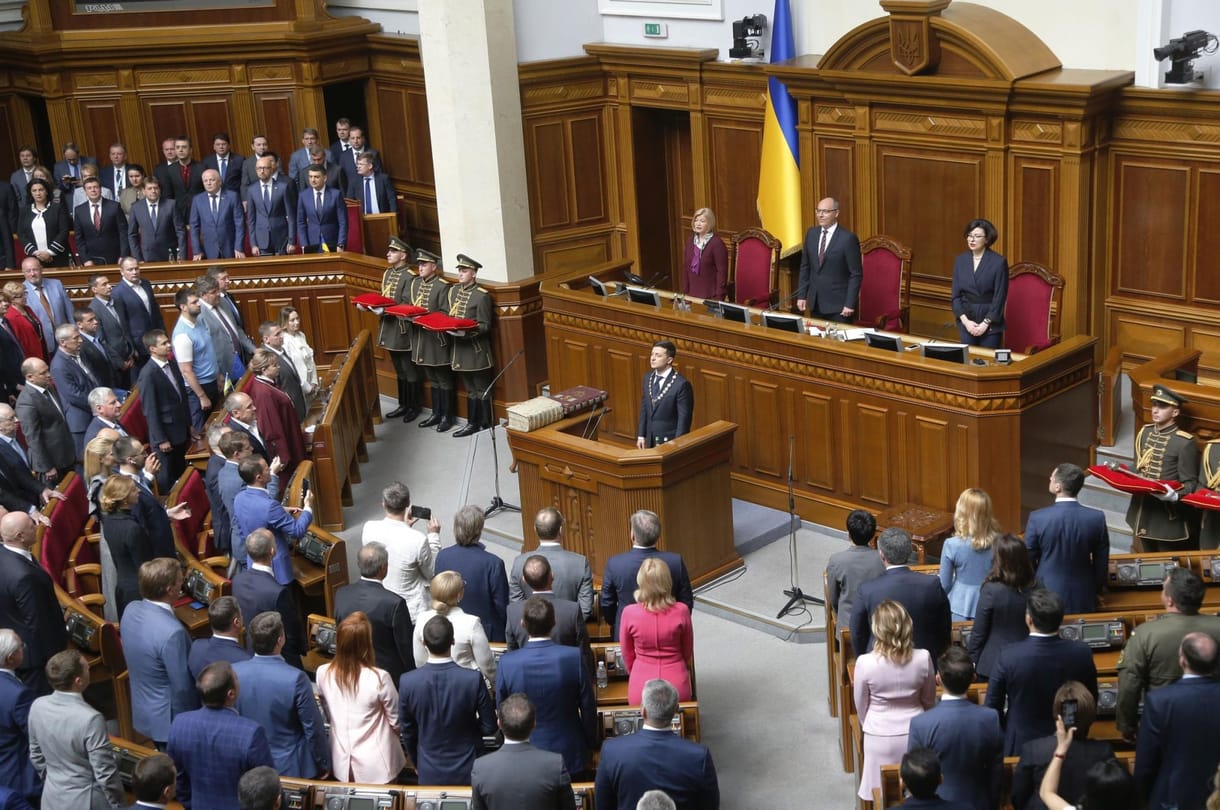 Beiktatták az új ukrán államfőt, aki bejelentette, feloszlatja a parlamentet