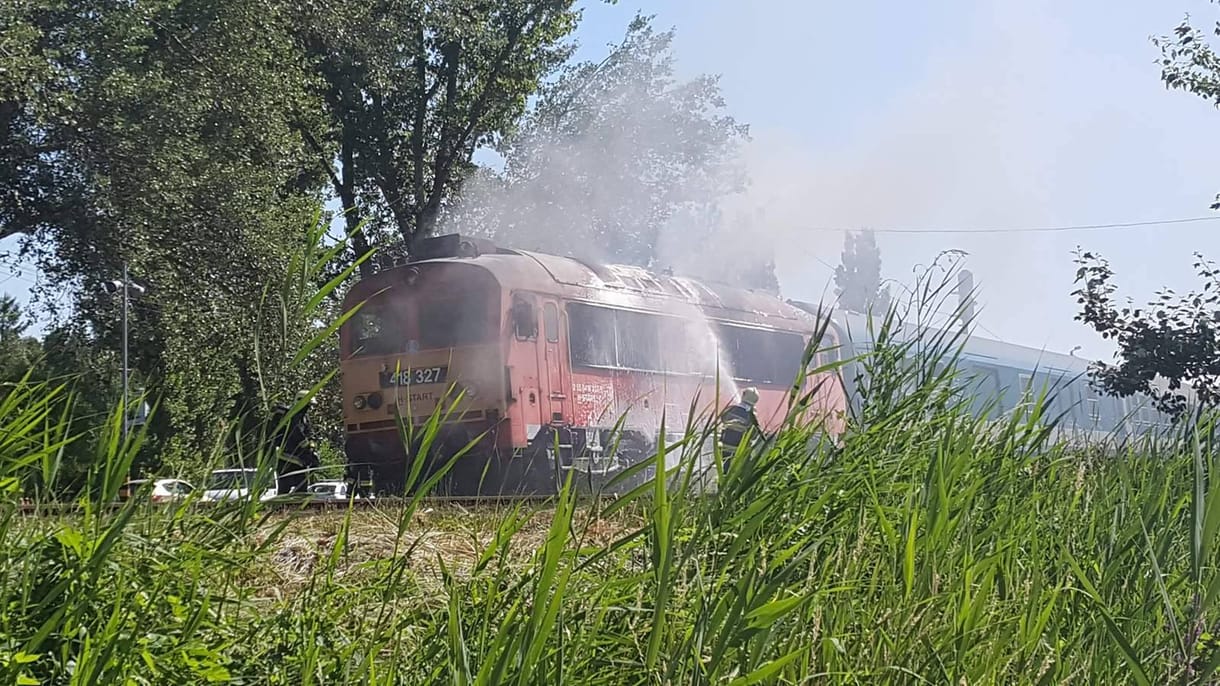 Kigyulladt egy mozdony Balatonkenesén – fotók
