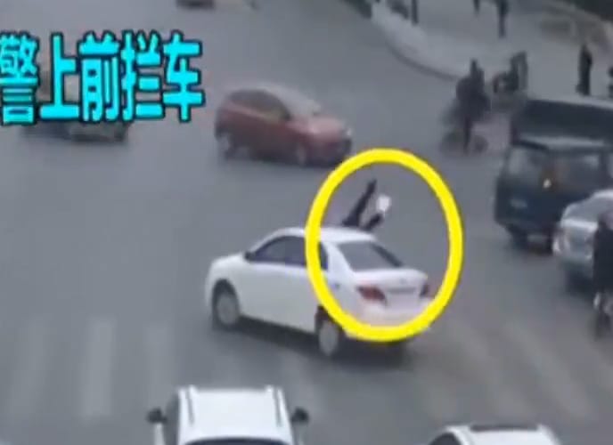 Előbb bringást, majd rendőrt gázolt egy ámokfutó autós – videó