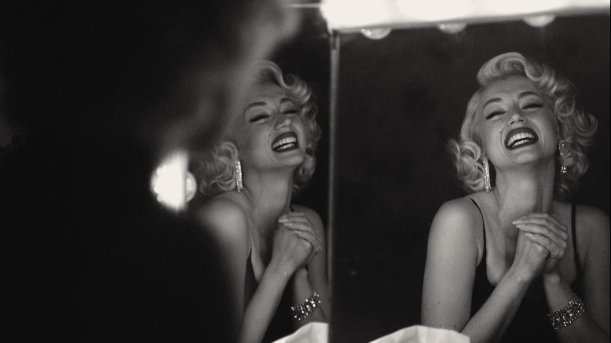 Attól, hogy beleláttunk Marilyn Monroe méhébe, még nem kerültünk közelebb hozzá