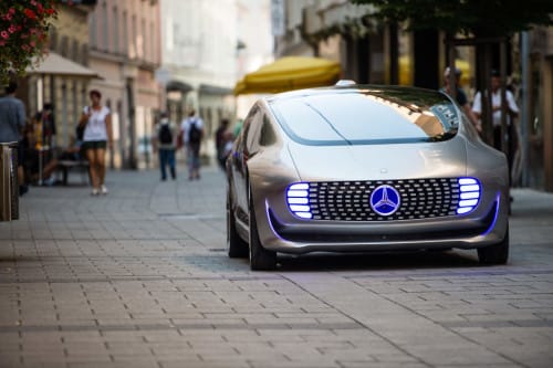 A Mercedes is saját Teslát épít, és ez már hivatalos