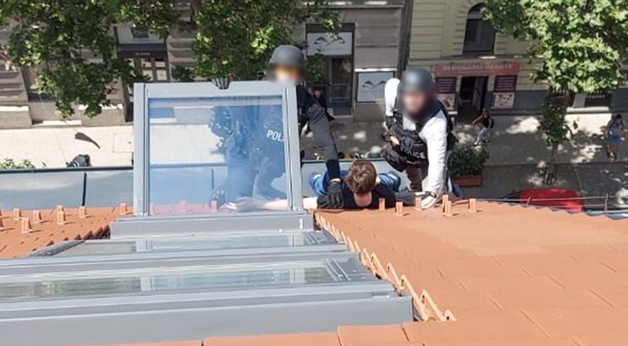 A tetőn át is üldözték a menekülő külföldi bűnözőt a Podmaniczky utcában