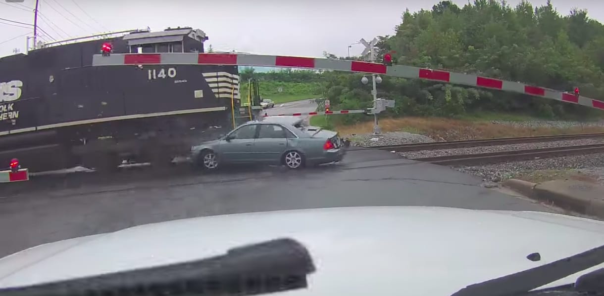 Ezért nem szabad elhamarkodottan a vasúti sínekre hajtani – videó