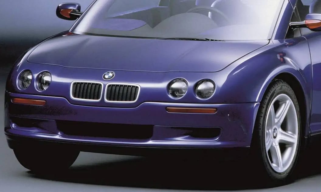 Középen ül a sofőr a BMW pehelykönnyű városi kisautójában